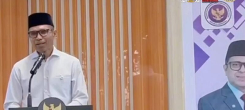 Anggota DPR RI Komisi VIII Dapil Maluku, Alimudin Kolatlena menyampaikan sambutan pada kegiatan Deseminasi Wajib Halal oleh Badan Penyelenggara Jaminan Produk Halal di Aula Kenyor Kementerian Haji dan Umrah Kabupaten Maluku Tengah, Masohi, Kamis (6/8/2026). (Foto : Istimewa)



