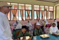 Anggota DPR RI Fraksi Gerindra Dapil Maluku, F. Alimudin Kolatlena bersua dan berbincang dengan para siswa saat meninjau penyaluran Makanan Bergizi Gratis (MBG) di Madrasah Ibtidaiyah Negeri (MIN) 1 Maluku Tengah, Kota Masohi, Provinsi Maluku, Kamis (6/8/2026). (Foto : Istimewa)

