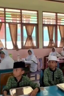 Pastikan Kualitas Gizi Siswa, Anggota DPR Alimudin Kolatlena Tinjau Distribusi MBG di MIN 1 Malteng