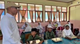 Anggota DPR RI Fraksi Gerindra Dapil Maluku, F. Alimudin Kolatlena bersua dan berbincang dengan para siswa saat meninjau penyaluran Makanan Bergizi Gratis (MBG) di Madrasah Ibtidaiyah Negeri (MIN) 1 Maluku Tengah, Kota Masohi, Provinsi Maluku, Kamis (6/8/2026). (Foto : Istimewa)

