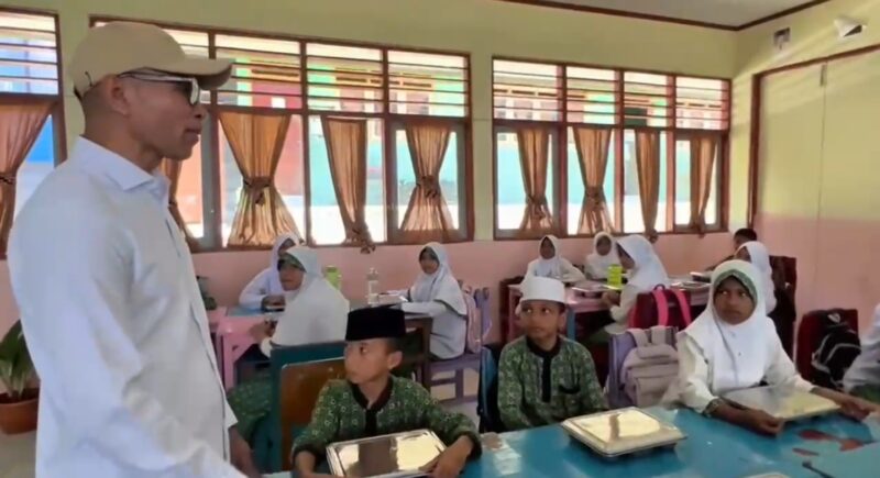 Anggota DPR RI Fraksi Gerindra Dapil Maluku, F. Alimudin Kolatlena bersua dan berbincang dengan para siswa saat meninjau penyaluran Makanan Bergizi Gratis (MBG) di Madrasah Ibtidaiyah Negeri (MIN) 1 Maluku Tengah, Kota Masohi, Provinsi Maluku, Kamis (6/8/2026). (Foto : Istimewa)

