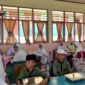 Anggota DPR RI Fraksi Gerindra Dapil Maluku, F. Alimudin Kolatlena bersua dan berbincang dengan para siswa saat meninjau penyaluran Makanan Bergizi Gratis (MBG) di Madrasah Ibtidaiyah Negeri (MIN) 1 Maluku Tengah, Kota Masohi, Provinsi Maluku, Kamis (6/8/2026). (Foto : Istimewa)

