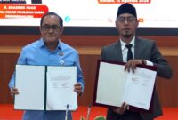Ketua KPU Provinsi Maluku, M. Shaddek Fuad, dan Kepala Kejaksaan Tinggi Maluku, Rudy Irmawan memperlihatkan dokumen Perjanjian Kerja Sama (PKS) usai ditandatangani bersama pada Rabu (12/8/2026). (Foto : Dok. KPU Maluku)
