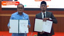 Ketua KPU Provinsi Maluku, M. Shaddek Fuad, dan Kepala Kejaksaan Tinggi Maluku, Rudy Irmawan memperlihatkan dokumen Perjanjian Kerja Sama (PKS) usai ditandatangani bersama pada Rabu (12/8/2026). (Foto : Dok. KPU Maluku)