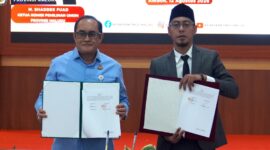 Ketua KPU Provinsi Maluku, M. Shaddek Fuad, dan Kepala Kejaksaan Tinggi Maluku, Rudy Irmawan memperlihatkan dokumen Perjanjian Kerja Sama (PKS) usai ditandatangani bersama pada Rabu (12/8/2026). (Foto : Dok. KPU Maluku)