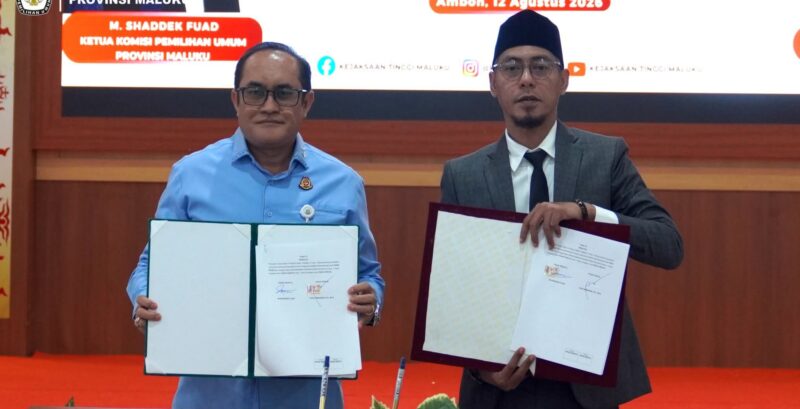 Ketua KPU Provinsi Maluku, M. Shaddek Fuad, dan Kepala Kejaksaan Tinggi Maluku, Rudy Irmawan memperlihatkan dokumen Perjanjian Kerja Sama (PKS) usai ditandatangani bersama pada Rabu (12/8/2026). (Foto : Dok. KPU Maluku)