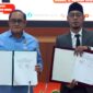 Ketua KPU Provinsi Maluku, M. Shaddek Fuad, dan Kepala Kejaksaan Tinggi Maluku, Rudy Irmawan memperlihatkan dokumen Perjanjian Kerja Sama (PKS) usai ditandatangani bersama pada Rabu (12/8/2026). (Foto : Dok. KPU Maluku)