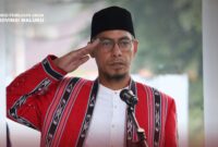 Ketua KPU Provinsi Maluku, M. Shaddek Fuad, bertindak langsung sebagai Inspektur Upacara bendera memperingati Hari Ulang Tahun (HUT) ke-81 Kemerdekaan Republik Indonesia di halaman Kantor KPU Provinsi Maluku, Senin (17/8/2026). (Foto : Dok. Humas KPU Maluku)
