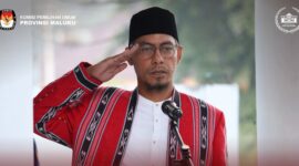 Ketua KPU Provinsi Maluku, M. Shaddek Fuad, bertindak langsung sebagai Inspektur Upacara bendera memperingati Hari Ulang Tahun (HUT) ke-81 Kemerdekaan Republik Indonesia di halaman Kantor KPU Provinsi Maluku, Senin (17/8/2026). (Foto : Dok. Humas KPU Maluku)
