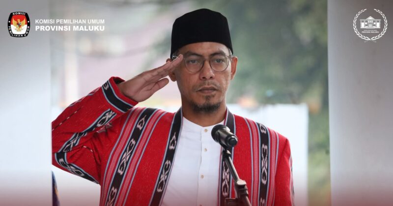 Ketua KPU Provinsi Maluku, M. Shaddek Fuad, bertindak langsung sebagai Inspektur Upacara bendera memperingati Hari Ulang Tahun (HUT) ke-81 Kemerdekaan Republik Indonesia di halaman Kantor KPU Provinsi Maluku, Senin (17/8/2026). (Foto : Dok. Humas KPU Maluku)
