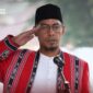Ketua KPU Provinsi Maluku, M. Shaddek Fuad, bertindak langsung sebagai Inspektur Upacara bendera memperingati Hari Ulang Tahun (HUT) ke-81 Kemerdekaan Republik Indonesia di halaman Kantor KPU Provinsi Maluku, Senin (17/8/2026). (Foto : Dok. Humas KPU Maluku)
