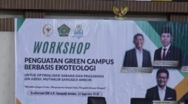 Anggota Komisi VIII DPR R Fraksi Partai Gerindra, F. Alimudin Kolatlena, menyampaikan sambutan melalui zoom metting dalam Workshop Penguatan Green Campus Berbasis Ekoteologi yang diselenggarakan oleh Fakultas Tarbiyah dan Ilmu Keguruan (FTIK) di Gedung Auditorium kampus, Sabtu (22/8/2026). (Foto : Humas UIN Ambon)
