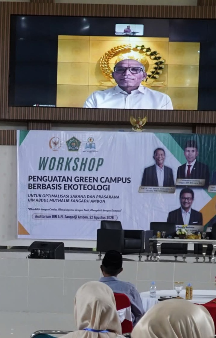 Anggota Komisi VIII DPR R Fraksi Partai Gerindra, F. Alimudin Kolatlena, menyampaikan sambutan melalui zoom metting dalam Workshop Penguatan Green Campus Berbasis Ekoteologi yang diselenggarakan oleh Fakultas Tarbiyah dan Ilmu Keguruan (FTIK) di Gedung Auditorium kampus, Sabtu (22/8/2026). (Foto : Humas UIN Ambon)
