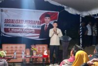 Anggota Komisi VIII DPR RI, Alimuddin Kolatlena saat menyampaikan sambutan pada kegiatan sosialisasi persiapan penyelenggaraan Ibadah Haji Tahun 2027 yang berlangsung di Negeri Hitu, Kecamatan Leihitu, Kabupaten Maluku Tengah, Minggu (2/8/2026) malam. (Foto : Istimewa)
