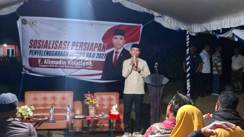Anggota Komisi VIII DPR RI, Alimuddin Kolatlena saat menyampaikan sambutan pada kegiatan sosialisasi persiapan penyelenggaraan Ibadah Haji Tahun 2027 yang berlangsung di Negeri Hitu, Kecamatan Leihitu, Kabupaten Maluku Tengah, Minggu (2/8/2026) malam. (Foto : Istimewa)
