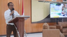 Dekan FISIP Unpatti, Dr. Wahab Tuanaya, menyampaikan sambutan pada bedah buku berjudul “Nusantara: Negeri Laut Bertabur Pulau-Pulau” karya Prof. Dr. Aholiab Watloly, S.PAK., M.Hum. Kegiatan tersebut berlangsung di Aula Lantai 3 FISIP Unpatti pada Kamis (27/8/2026). 
