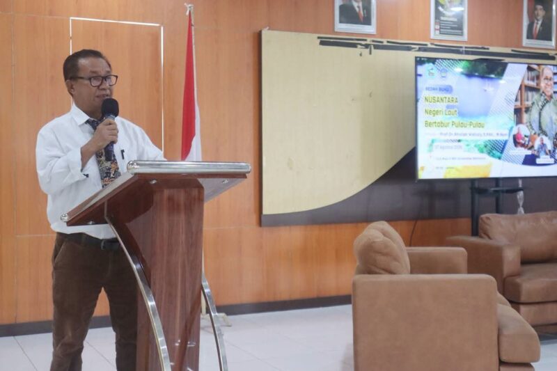 Dekan FISIP Unpatti, Dr. Wahab Tuanaya, menyampaikan sambutan pada bedah buku berjudul “Nusantara: Negeri Laut Bertabur Pulau-Pulau” karya Prof. Dr. Aholiab Watloly, S.PAK., M.Hum. Kegiatan tersebut berlangsung di Aula Lantai 3 FISIP Unpatti pada Kamis (27/8/2026). 
