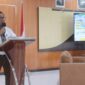 Dekan FISIP Unpatti, Dr. Wahab Tuanaya, menyampaikan sambutan pada bedah buku berjudul “Nusantara: Negeri Laut Bertabur Pulau-Pulau” karya Prof. Dr. Aholiab Watloly, S.PAK., M.Hum. Kegiatan tersebut berlangsung di Aula Lantai 3 FISIP Unpatti pada Kamis (27/8/2026). 
