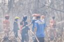 Persnonel Dinas Pemadam Kebakaran dan Penyelamatan Kabupaten Seram Bagian Timur, berjibaku memadamkan api di sejumlah wilayah di Kota Bula sejak Jumat (31/7/2026) hingga Sabtu (1/8/2026). (Foto: Dok. Damkar SBT/HEADLINETIMUR.COM)).