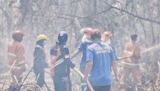 Persnonel Dinas Pemadam Kebakaran dan Penyelamatan Kabupaten Seram Bagian Timur, berjibaku memadamkan api di sejumlah wilayah di Kota Bula sejak Jumat (31/7/2026) hingga Sabtu (1/8/2026). (Foto: Dok. Damkar SBT/HEADLINETIMUR.COM)).