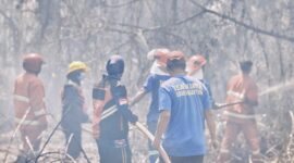 Persnonel Dinas Pemadam Kebakaran dan Penyelamatan Kabupaten Seram Bagian Timur, berjibaku memadamkan api di sejumlah wilayah di Kota Bula sejak Jumat (31/7/2026) hingga Sabtu (1/8/2026). (Foto: Dok. Damkar SBT/HEADLINETIMUR.COM)).