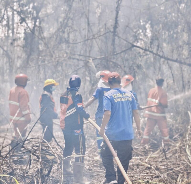 Persnonel Dinas Pemadam Kebakaran dan Penyelamatan Kabupaten Seram Bagian Timur, berjibaku memadamkan api di sejumlah wilayah di Kota Bula sejak Jumat (31/7/2026) hingga Sabtu (1/8/2026). (Foto: Dok. Damkar SBT/HEADLINETIMUR.COM)).