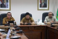 Bupati Buru Selatan La Hamidi, Sekretaris Daerah Provinsi Maluku Sadali Ie, dan Wakil Bupati Buru Selatan Gerson Selsily saat mengikuti 
Rapat Koordinasi (Rakor) Hilirisasi Ubi Kayu Bursel di Kantor Gubernur Maluku, Ambon, Senin (3/8/2026). 
Rakor ini digelar sebagai tindak lanjut dari pertemuan Gubernur Maluku bersama Menteri Pertanian dan Bupati Buru Selatan beberapa waktu lalu.
