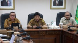 Bupati Buru Selatan La Hamidi, Sekretaris Daerah Provinsi Maluku Sadali Ie, dan Wakil Bupati Buru Selatan Gerson Selsily saat mengikuti 
Rapat Koordinasi (Rakor) Hilirisasi Ubi Kayu Bursel di Kantor Gubernur Maluku, Ambon, Senin (3/8/2026). 
Rakor ini digelar sebagai tindak lanjut dari pertemuan Gubernur Maluku bersama Menteri Pertanian dan Bupati Buru Selatan beberapa waktu lalu.