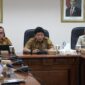 Bupati Buru Selatan La Hamidi, Sekretaris Daerah Provinsi Maluku Sadali Ie, dan Wakil Bupati Buru Selatan Gerson Selsily saat mengikuti 
Rapat Koordinasi (Rakor) Hilirisasi Ubi Kayu Bursel di Kantor Gubernur Maluku, Ambon, Senin (3/8/2026). 
Rakor ini digelar sebagai tindak lanjut dari pertemuan Gubernur Maluku bersama Menteri Pertanian dan Bupati Buru Selatan beberapa waktu lalu.