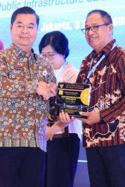Bukti Komitmen Pelayanan Public, Kota Ambon Sabet Award Dukcapil Prima Kategori Perlinsos