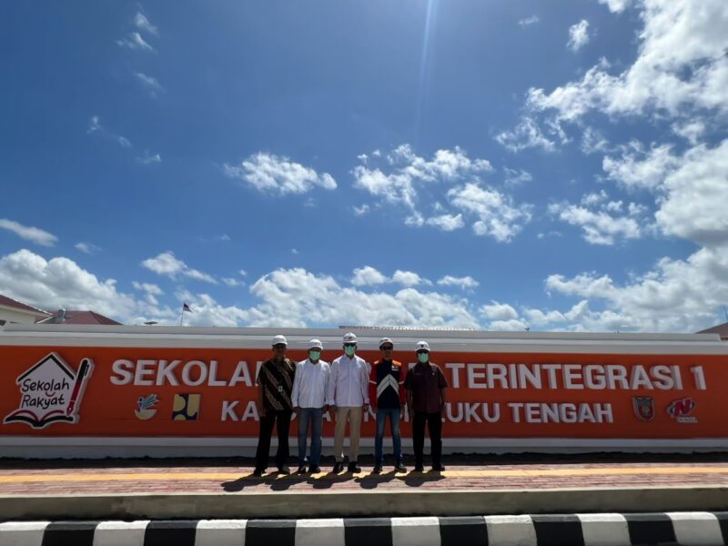 Anggota Komisi VIII DPR RI dari Fraksi Partai Gerindra, Alimudin Kolatlena, melakukan kunjungan kerja ke lokasi pembangunan Sekolah Rakyat di Kelurahan Holo, Kecamatan Amahai, Kabupaten Maluku Tengah, Kamis (6/8/2026) untuk memantau progres dan memastikan seluruh tahapan pembangunan berjalan sesuai dengan dokumen perencanaan. (FOTO : Istimewa)