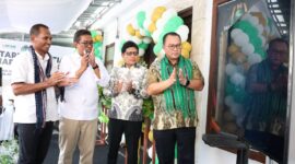 Ketua Umum Majelis Pengurus Pusat (MPP) ICMI, Prof. Dr. Arif Satria, Sekretaris Daerah Provinsi Maluku Sadali Ie, Ketua MPW ICMI Maluku Dr. Ruslan Tawari, dan Ketua Umum Majelis Pengurus Pusat (MPP) Pemuda ICMI, Ismail Rumadan meresmikan Sekretariat MPW ICMI Maluku, di kawasan Waihaong, Kota Ambon, Sabtu (8/8/2026). (Foto : Istimewa)
