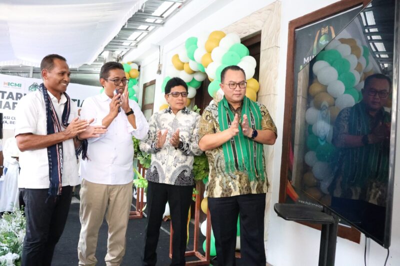 Ketua Umum Majelis Pengurus Pusat (MPP) ICMI, Prof. Dr. Arif Satria, Sekretaris Daerah Provinsi Maluku Sadali Ie, Ketua MPW ICMI Maluku Dr. Ruslan Tawari, dan Ketua Umum Majelis Pengurus Pusat (MPP) Pemuda ICMI, Ismail Rumadan meresmikan Sekretariat MPW ICMI Maluku, di kawasan Waihaong, Kota Ambon, Sabtu (8/8/2026). (Foto : Istimewa)
