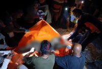 
Warga dan aparat kepolisian mengangkat mayat Samuel Latuihamalo (62) yang diduga ikut  terbakar bersama kebun cengkeh milik warga di Dusun Pasaulung, Desa Piru, Kecamatan Seram Barat, Kabupaten Seram Bagian Barat (SBB), Selasa (25/8/2026). (Foto : Humas Polres SBB).