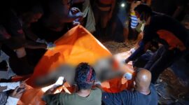 
Warga dan aparat kepolisian mengangkat mayat Samuel Latuihamalo (62) yang diduga ikut  terbakar bersama kebun cengkeh milik warga di Dusun Pasaulung, Desa Piru, Kecamatan Seram Barat, Kabupaten Seram Bagian Barat (SBB), Selasa (25/8/2026). (Foto : Humas Polres SBB).