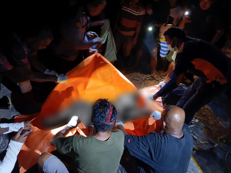 
Warga dan aparat kepolisian mengangkat mayat Samuel Latuihamalo (62) yang diduga ikut  terbakar bersama kebun cengkeh milik warga di Dusun Pasaulung, Desa Piru, Kecamatan Seram Barat, Kabupaten Seram Bagian Barat (SBB), Selasa (25/8/2026). (Foto : Humas Polres SBB).