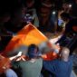 
Warga dan aparat kepolisian mengangkat mayat Samuel Latuihamalo (62) yang diduga ikut  terbakar bersama kebun cengkeh milik warga di Dusun Pasaulung, Desa Piru, Kecamatan Seram Barat, Kabupaten Seram Bagian Barat (SBB), Selasa (25/8/2026). (Foto : Humas Polres SBB).