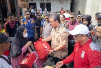 Gubernur Maluku Hendrik Lewerissa meninjau langsung lokasi kebakaran yang menghanguskan enam rumah warga di Desa Batu Merah, Kecamatan Sirimau, Kota Ambon, Jumat (28/8/2026). (FOTO : DISKOMINFO MALUKU)