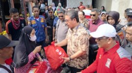 Gubernur Maluku Hendrik Lewerissa meninjau langsung lokasi kebakaran yang menghanguskan enam rumah warga di Desa Batu Merah, Kecamatan Sirimau, Kota Ambon, Jumat (28/8/2026). (FOTO : DISKOMINFO MALUKU)