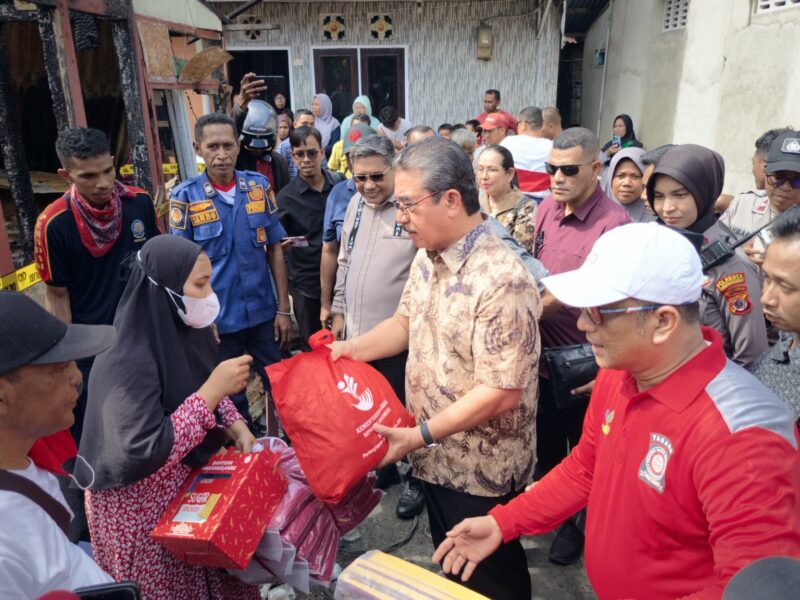 Gubernur Maluku Hendrik Lewerissa meninjau langsung lokasi kebakaran yang menghanguskan enam rumah warga di Desa Batu Merah, Kecamatan Sirimau, Kota Ambon, Jumat (28/8/2026). (FOTO : DISKOMINFO MALUKU)