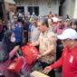Gubernur Maluku Hendrik Lewerissa meninjau langsung lokasi kebakaran yang menghanguskan enam rumah warga di Desa Batu Merah, Kecamatan Sirimau, Kota Ambon, Jumat (28/8/2026). (FOTO : DISKOMINFO MALUKU)