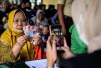 Ilustrasi penerimaan Bansos. 
