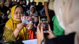 Ilustrasi penerimaan Bansos. 