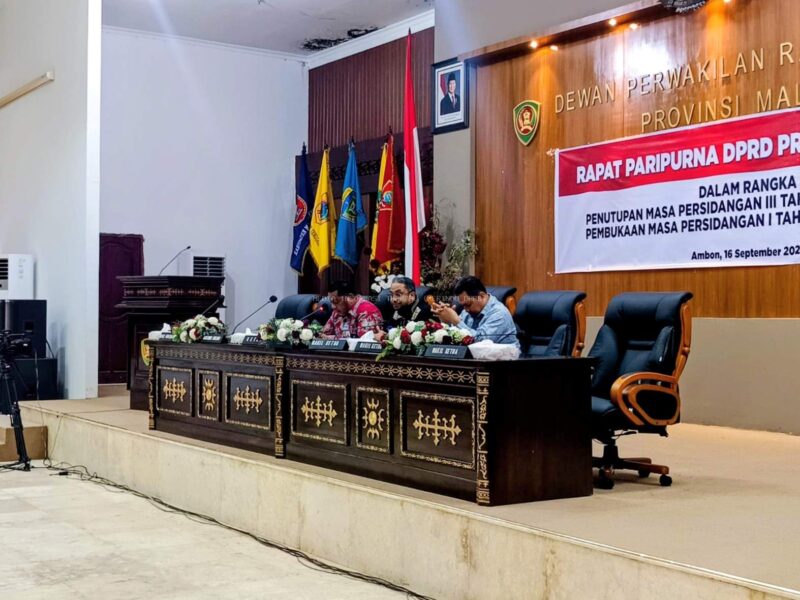 DPRD Provinsi Maluku resmi menutup Masa Persidangan III Tahun Sidang 2025/2026, sekaligus membuka Masa Persidangan I Tahun Sidang 2026/2027, yang berlangsung di ruang rapat paripurna, Rabu (16/9/2026). (Foto : Dok. Humas DPRD Maluku)
