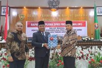 Wakil Gubernur Maluku Abdullah Vanath menyerahkan dokumen KUA-PPAS perubahan APBD Provinsi Maluku tahun 2026, yang diterima Wakil ketua DPRD Asis Sangkala dan Fauzan Rahawarin saat rapat paripurna di kantor DPRD Maluku, Karang Panjang Ambon, Kamis ( 17/09/2026).
