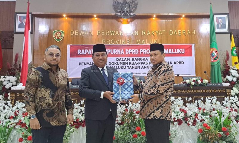 Wakil Gubernur Maluku Abdullah Vanath menyerahkan dokumen KUA-PPAS perubahan APBD Provinsi Maluku tahun 2026, yang diterima Wakil ketua DPRD Asis Sangkala dan Fauzan Rahawarin saat rapat paripurna di kantor DPRD Maluku, Karang Panjang Ambon, Kamis ( 17/09/2026).