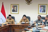 Rapat koordinasi percepatan pembangunan pabrik hilirisasi kelapa dan pala yang dipimpin Sekretaris Daerah Maluku, Sadali Ie, serta dihadiri langsung oleh Bupati Maluku Tengah, Zulkarnain Awat Amir di Kantor Gubernur Maluku, Ambon, Selasa (1/9/2026). (Foto : Diskominfo Maluku)