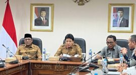 Rapat koordinasi percepatan pembangunan pabrik hilirisasi kelapa dan pala yang dipimpin Sekretaris Daerah Maluku, Sadali Ie, serta dihadiri langsung oleh Bupati Maluku Tengah, Zulkarnain Awat Amir di Kantor Gubernur Maluku, Ambon, Selasa (1/9/2026). (Foto : Diskominfo Maluku)