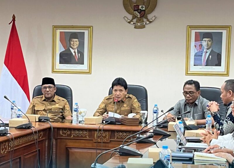 Rapat koordinasi percepatan pembangunan pabrik hilirisasi kelapa dan pala yang dipimpin Sekretaris Daerah Maluku, Sadali Ie, serta dihadiri langsung oleh Bupati Maluku Tengah, Zulkarnain Awat Amir di Kantor Gubernur Maluku, Ambon, Selasa (1/9/2026). (Foto : Diskominfo Maluku)