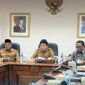 Rapat koordinasi percepatan pembangunan pabrik hilirisasi kelapa dan pala yang dipimpin Sekretaris Daerah Maluku, Sadali Ie, serta dihadiri langsung oleh Bupati Maluku Tengah, Zulkarnain Awat Amir di Kantor Gubernur Maluku, Ambon, Selasa (1/9/2026). (Foto : Diskominfo Maluku)